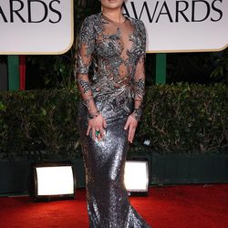 Lea Michele vestida con un Marchesa en plateado posa en la alfombra roja de los Globos de Oro 2012