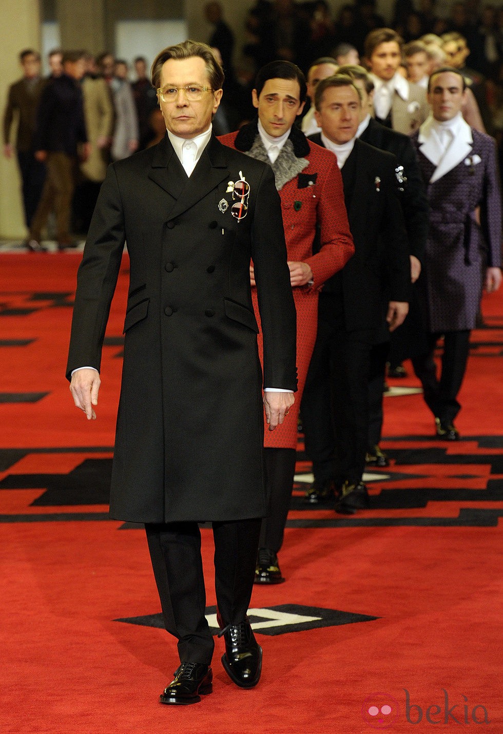 Gary Oldman desfila para Prada en la semana de la moda de Milán