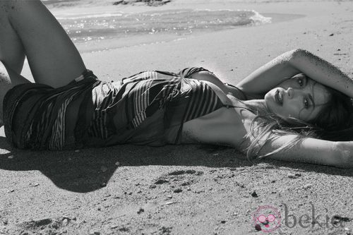 Ariadne Artiles posa con los diseños de su colección 'Ariadne Artiles x Yerse'