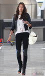 Irina Shayk con pitillos negros y camiseta blanca 