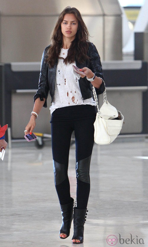 Irina Shayk con pitillos negros y camiseta blanca 