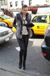 Irina Shayk con pitillos de cuero y abrigo de pelo
