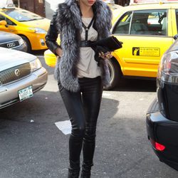 Irina Shayk con pitillos de cuero y abrigo de pelo