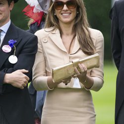 Elisabeth Hurley con tocado de tul y grandes rosas