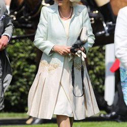 Camilla Parker Bowles con sombrero nude y detalles con plumas