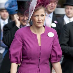 La Condesa de Wessex con tocado de grandes plumas moradas