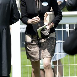 La Princesa Beatriz de York con sombrero de ala grande en nude