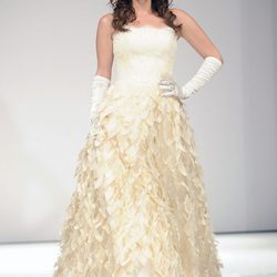 María José Suárez desfila vestida de novia para Toni Fernández