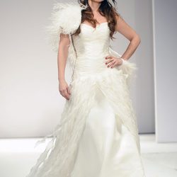 Marisa Jara desfila vestida de novia para Toni Fernández