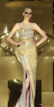 Vestido largo en palabra de honor gris y plata con volúmenes de Versace Atelier