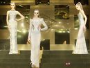 Tres modelos en glitter con transparencias de Versace Atelier