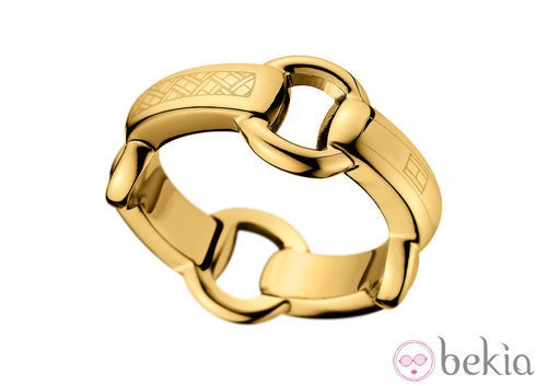Anillo dorado de la colección 'San Valentín' de la firma Tommy Hilfiger