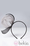 Tocado floral de Caramelo by Antonio Pernas