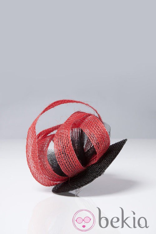 Tocado rojo de Caramelo by Antonio Pernas