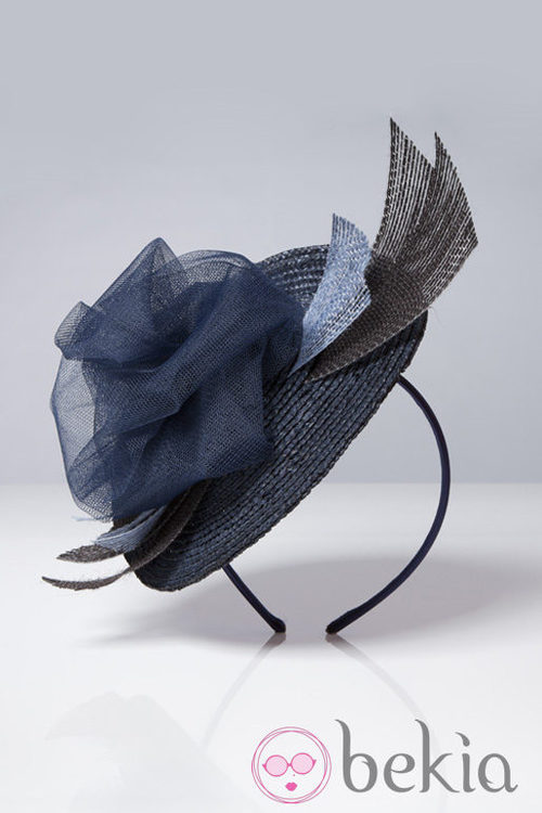 Tocado floral azul de Caramelo by Antonio Pernas