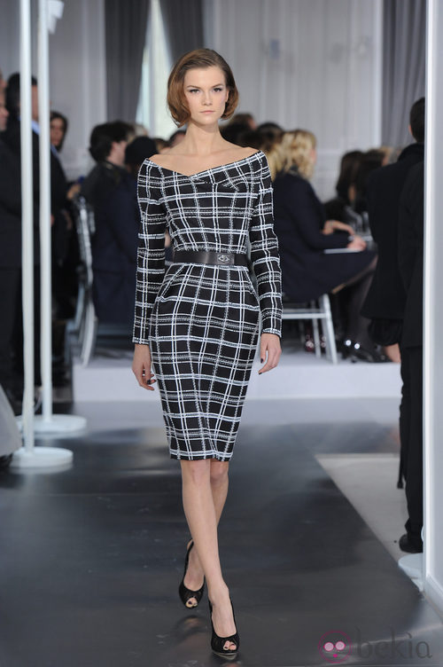 Diseño lápiz negro con cuadros blancos de Christian Dior Alta Costura