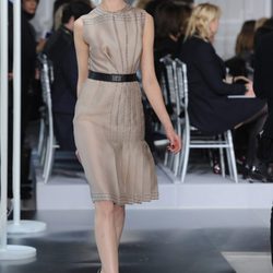 Diseño plisado en nude con costuras negras simuladas de Christian Dior Alta Costura