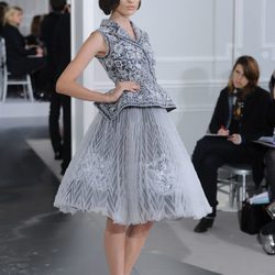 Diseño new look con bordados y pedrería en blanco y negro de Christian Dior Alta Costura