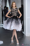 Diseño de tul blanco y negro con degradado y volantes con volúmenes de Christian Dior Alta Costura