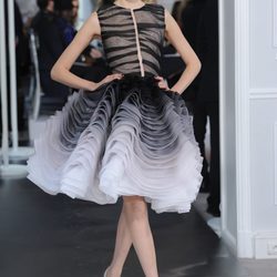 Diseño de tul blanco y negro con degradado y volantes con volúmenes de Christian Dior Alta Costura