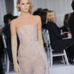 Diseño de tul transparente con bordados florales de Christian Dior Alta Costura