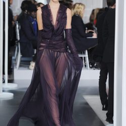 Diseño de tul morado con escote en uve de Christian Dior Alta Costura