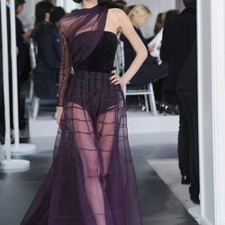 Diseño de tul morado con mangas asimétricas de Christian Dior Alta Costura