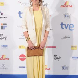 Olivia Molina con vestido largo en amarillo pastel y blazer blanco
