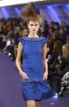 Vestido azul cobalto con acabado glitter de Chanel Alta Costura