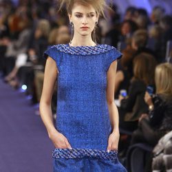 Vestido azul cobalto con acabado glitter de Chanel Alta Costura