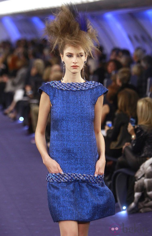Vestido azul cobalto con acabado glitter de Chanel Alta Costura