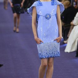 Vestido azul pastel glitter con relieves en bajos y mangas de Chanel Alta Costura