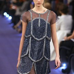 Vestido en azul profundo con pedrería y acabado deshilachado de Chanel Alta Costura