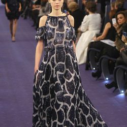 Vestido largo con efecto vaporoso en azul profundo y hueso de Chanel Alta Costura
