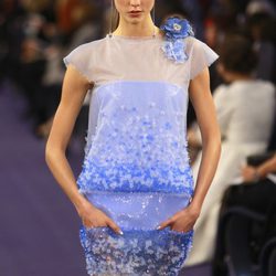 Vestido semitrasparente en blanco y azul pastel con relieves florales de Chanel Alta Costura
