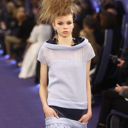 Vestido gris perla con cuello barco de Chanel Alta Costura