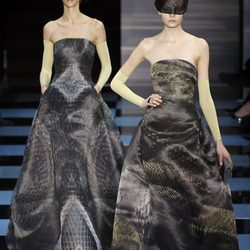 Vestidos de noche en negro con print animal de Armani Privé Alta Costura