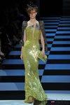 Vestido verde lima con grandes lentejuelas de Armani Privé Alta Costura