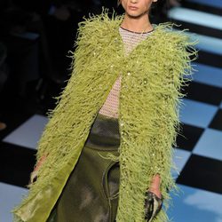 Abrigo de plumas en verde musgo de Armani Privé Alta Costura