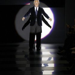 Giorgio Armani en su desfile de Alta Costura Primavera/Verano 2012 en París