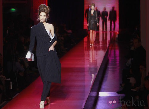 Traje de raya diplomática asimétrico de Jean Paul Gaultier Alta Costura