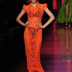 Vestido de encaje en naranja flúor de Jean Paul Gaultier Alta Costura