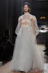 Vestido de tul en blanco roto vaporoso con bordados florales de Valentino Alta Costura