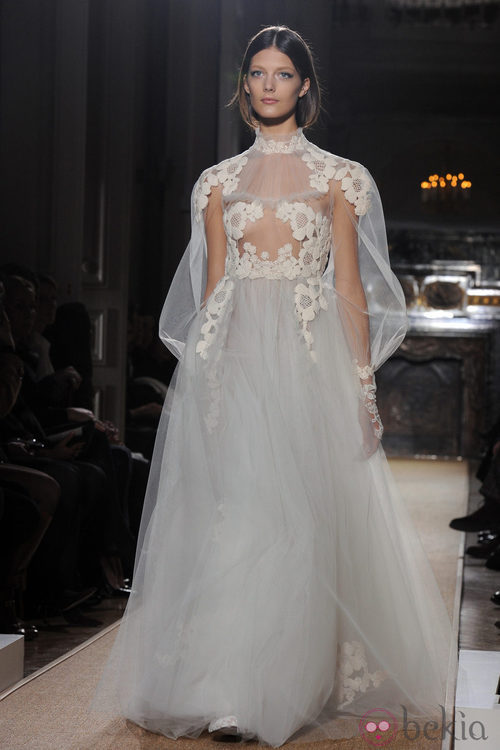 Vestido de tul en blanco roto vaporoso con bordados florales de Valentino Alta Costura