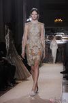 Vestido de rejilla nude con detalles florales bordados en pedrería de Valentino Alta Costura