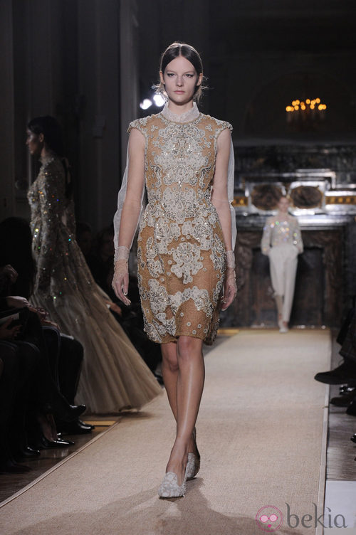 Vestido de rejilla nude con detalles florales bordados en pedrería de Valentino Alta Costura