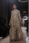Vestido de tul vaporoso en color ocre con detralles de pedrería florales de Valentino Alta Costura