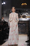 Diseño con estampados florales en rosa palo de Valentino Alta Costura