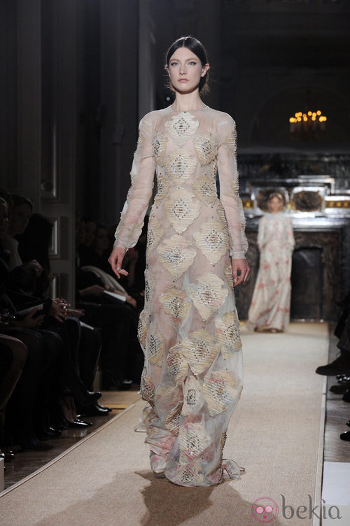 Vestido semitrasparente con bordados en nude de Valentino Alta Costura