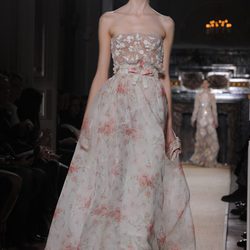 Vestido palabra de honor con detalles florales en rosa palo de Valentino Alta Costura
